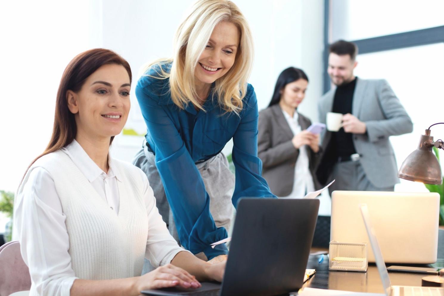 Sesión de trabajo colaborativo en línea con herramientas financieras