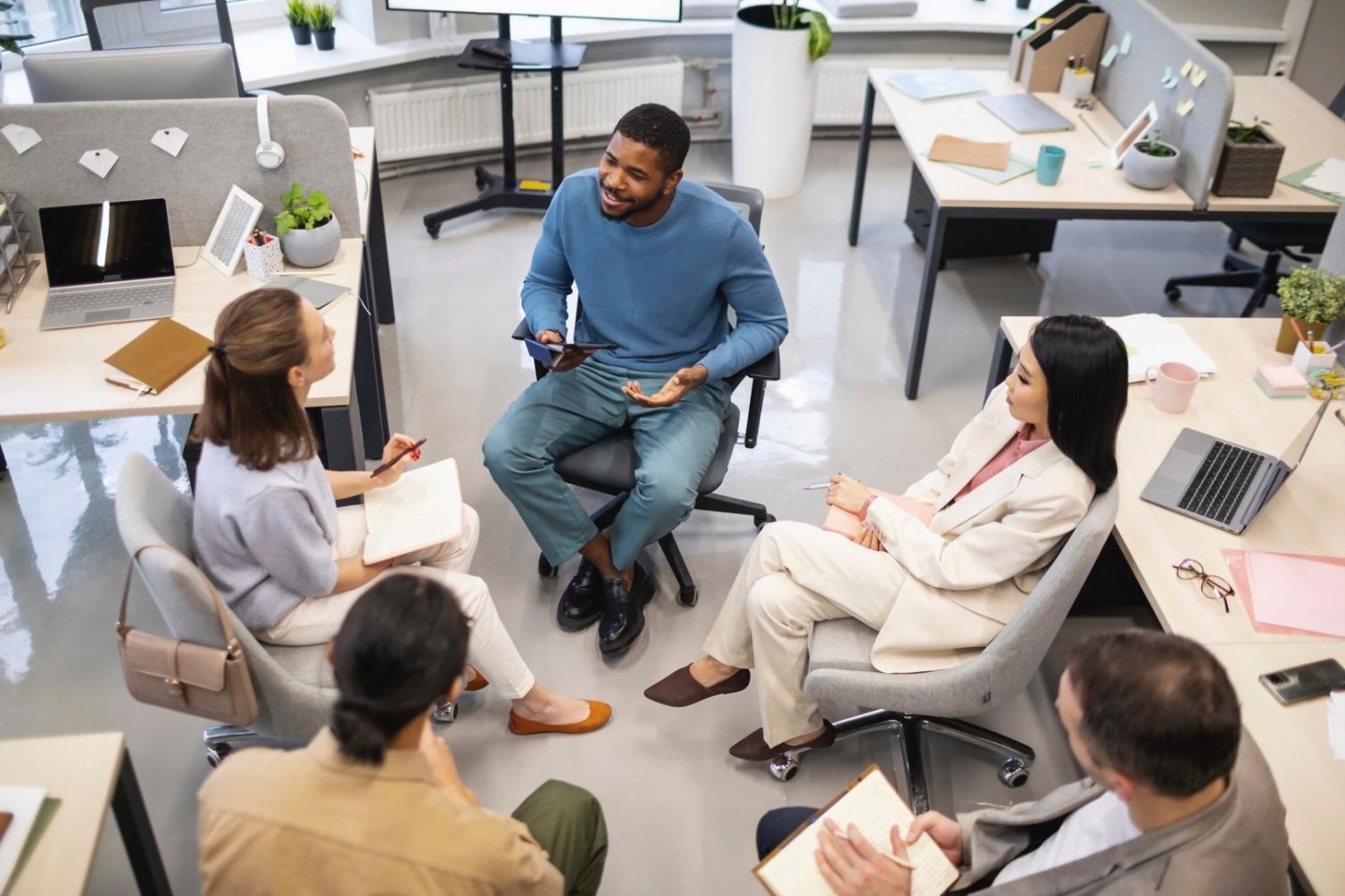Estudiante trabajando con modelos financieros en casa