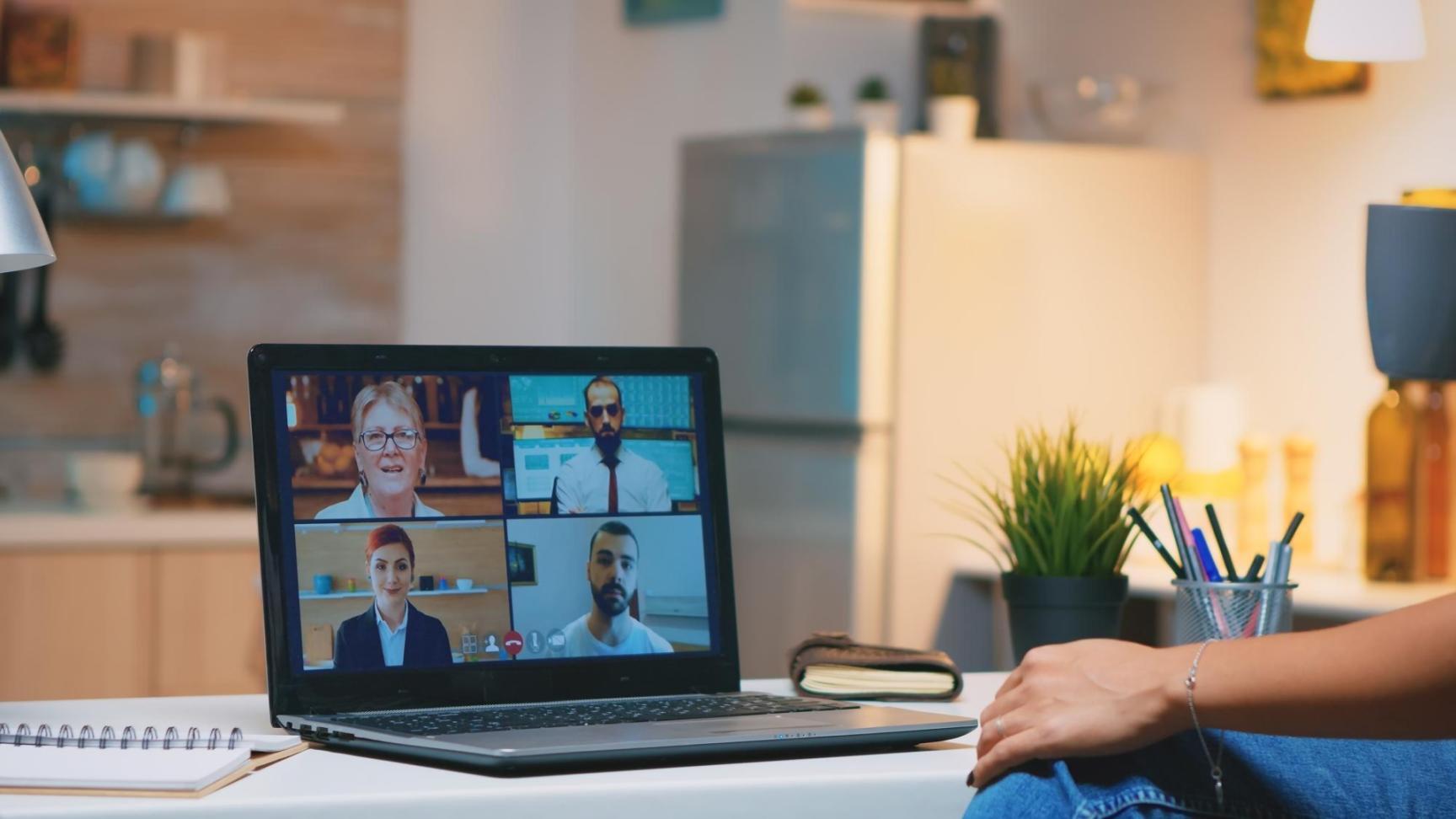 Workspace organizado para estudiar finanzas en casa